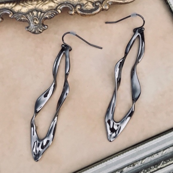 ALEXIS BITTAR • Gunmetal Crumpled Linear Hoop Earrings - Picture 4 of 4